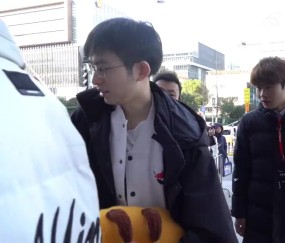 j9九游会老哥俱乐部交流AL发布赛场Vlog：Flandre离开场馆收到粉丝赠送的鲜花