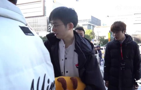 j9九游会老哥俱乐部交流AL发布赛场Vlog：Flandre离开场馆收到粉丝赠送的鲜花