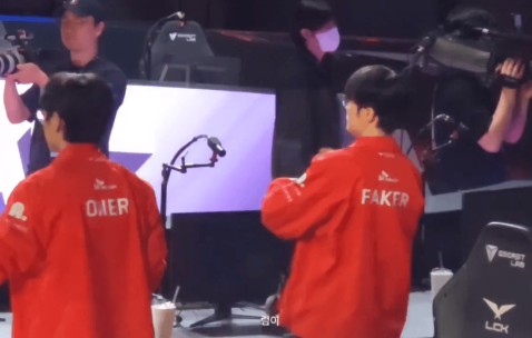 j9九游会老哥俱乐部交流这就是冠军中野的配合！现场网友拍到Faker和Oner的“神同步”👍