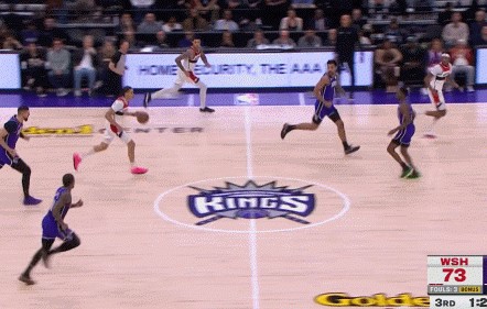 ag九游会亚洲真人第一品牌🥶本场12中2了！库兹马突破 手拿把攥的上篮没上进