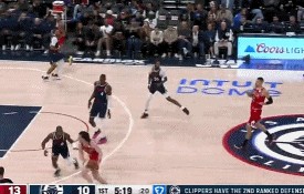 j9九游真人游戏第一品牌登录入口一飞冲天！拉文溜底线空切接球起飞双手暴扣