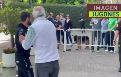 j9九游真人游戏第一平台亲和力！伊斯科、安东尼驻足与等待的贝蒂斯球迷合影