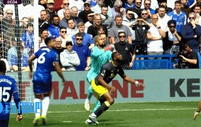 j9九游会老哥俱乐部交流吓人！埃弗顿长传至禁区，桑切斯跳起摘球脱手，随后倒地将球控制