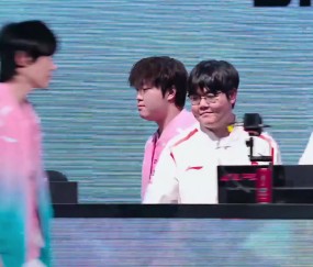 九游会j9官网真人游戏第一品牌惺惺相惜!赛后握手环节,369和knight碰拳时面露笑容!