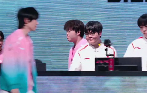 九游会j9官网真人游戏第一品牌惺惺相惜！赛后握手环节，369和knight碰拳时面露笑容！