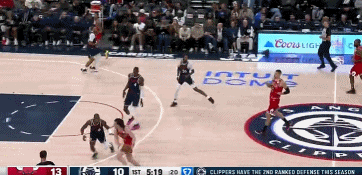 j9九游真人游戏第一品牌登录入口一飞冲天!拉文溜底线空切接球起飞双手暴扣