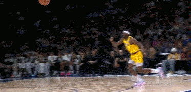 九游会j9官网真人游戏第一品牌动作很危险!西索科上篮被沃克追防击中头部 后者被吹一级恶犯