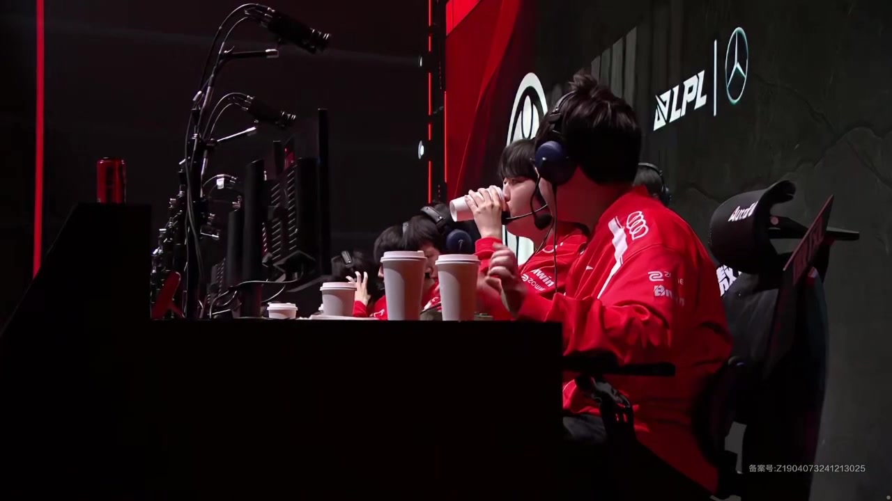 j9九游真人游戏第一平台自己也在叹气！首局被TES暴打 基地爆炸后Theshy表情严肃下场