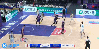 j9九游会老哥俱乐部交流😃梦回当年!翟晓川假手递手直接突破 秀空中滑翔拉杆上篮!