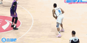 j9九游会老哥俱乐部交流😃梦回当年!翟晓川假手递手直接突破 秀空中滑翔拉杆上篮!