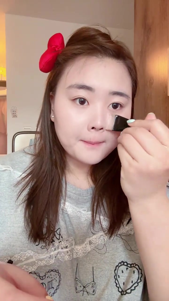 j9九游会官方登录刘禹彤晒日常随笔：来“吃饭”大学 偶遇我和郁金香呀