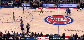 j9九游真人游戏第一平台布伦森被施罗德倒地抢断压到腿部 返回更衣室处理后重返赛场!